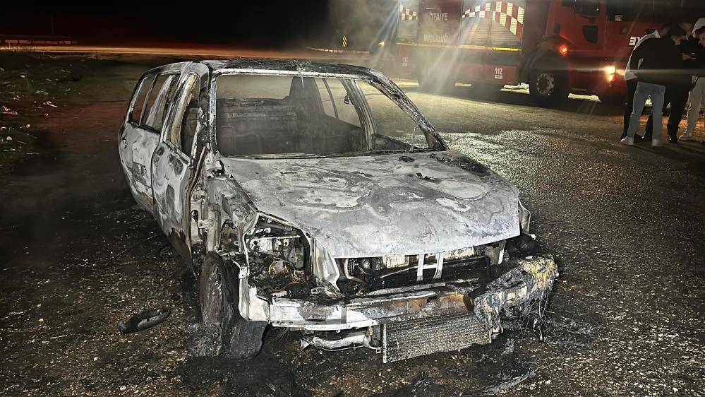 Alev alan otomobil hurdaya döndü, yanmış ceset bulundu 4